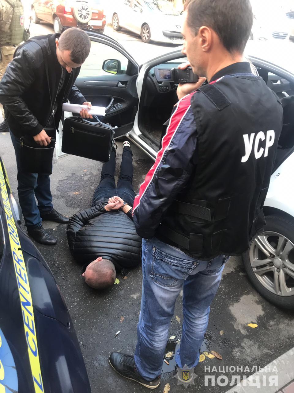 У Вінниці затримали зловмисника, який вимагав у підприємця 5 тисяч доларів (Фото)