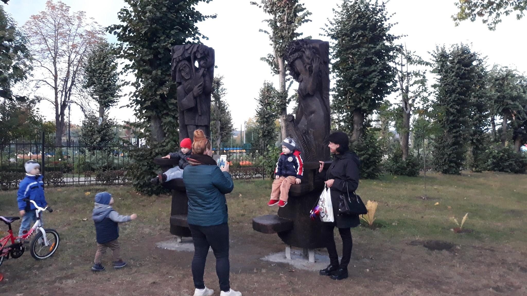 На фестивалі у Ладижині майстри вирізали скульптури з дерева (Фото)